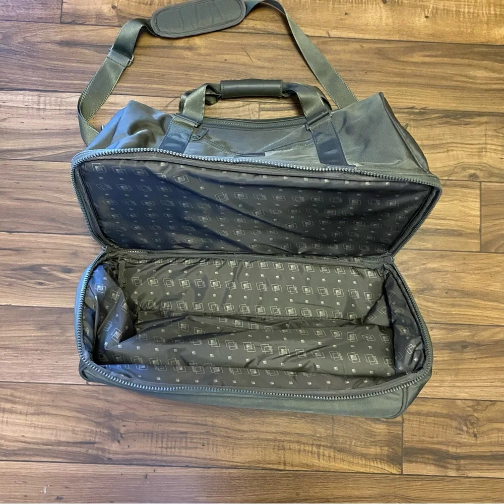 Calpak Stevyn Duffel Bag with Shoe Compartment Green